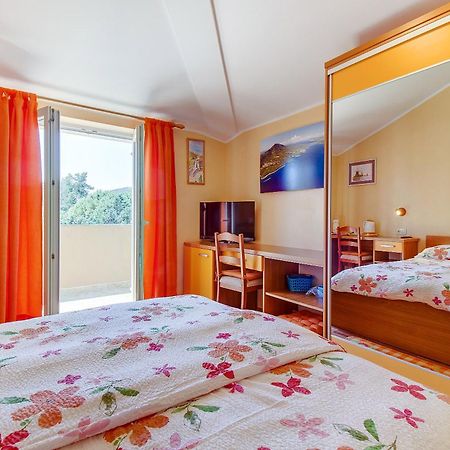 Apartments and rooms by the sea Nerezine, Losinj - 11815 Kamer foto