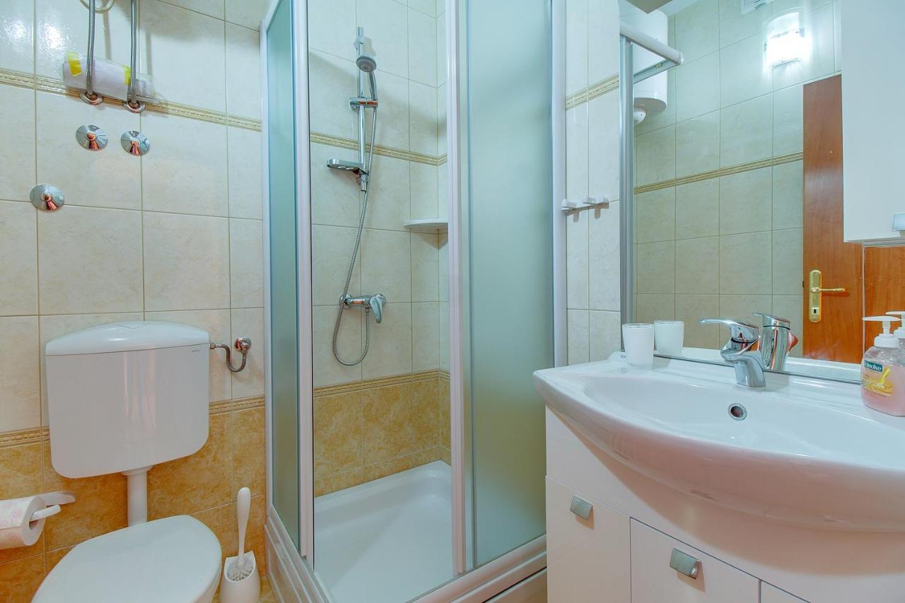 Apartments and rooms by the sea Nerezine, Losinj - 11815 Buitenkant foto